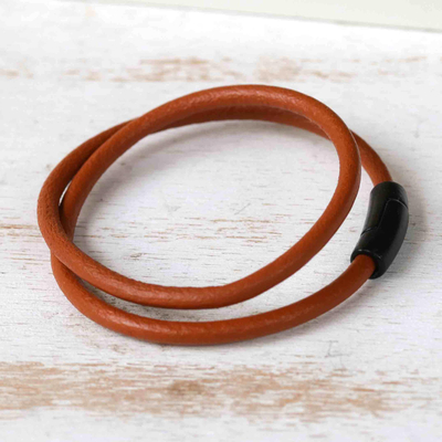Wickelarmband aus Leder - Wickelarmband aus Leder mit Magnetverschluss, handgefertigt in Brasilien