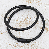 Wickelarmband aus Leder, „Dark Delight“ – Handgefertigtes Wickelarmband aus schwarzem Leder mit Magnetverschluss