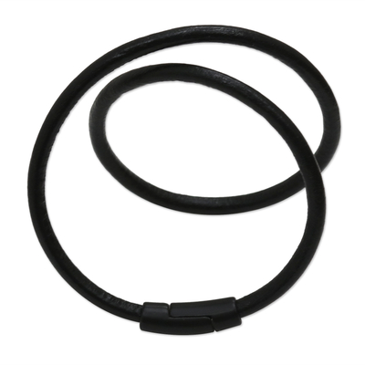 Wickelarmband aus Leder - Handgefertigtes Wickelarmband aus schwarzem Leder mit Magnetverschluss