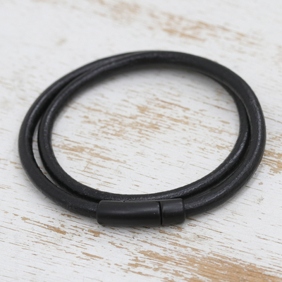 Wickelarmband aus Leder - Handgefertigtes Wickelarmband aus schwarzem Leder mit Magnetverschluss