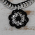 Gehäkelte Halskette mit Soda-Pop-Top-Anhänger - Gehäkelte Halskette mit Soda-Pop-Top-Anhänger in Schwarz mit Blumenmuster