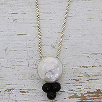Collar colgante de ágata y perlas cultivadas, 'Glamorous Courage' - Collar colgante de ágata y perlas cultivadas de plata de ley