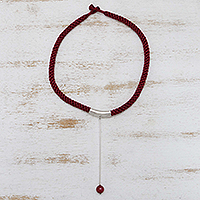 Quarz-Y-Halskette, „Red Compassion“ – aus Seide geflochtene Y-Halskette aus Sterlingsilber mit rotem Quarz