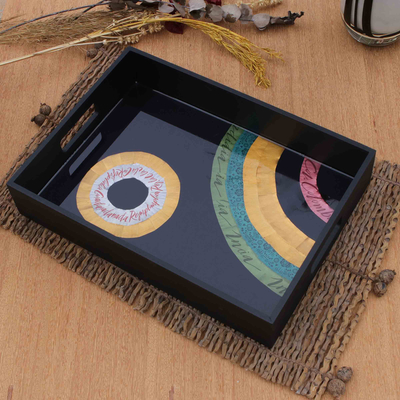 Tablett aus Holz und Kaffeepads, 'Rainbow Aura - Umweltfreundliches rechteckiges Tablett aus Holz und Kaffeekapseln in Schwarz
