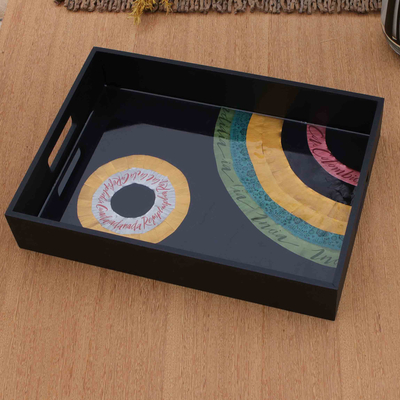 Tablett aus Holz und Kaffeepads, 'Rainbow Aura - Umweltfreundliches rechteckiges Tablett aus Holz und Kaffeekapseln in Schwarz