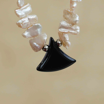 Halskette mit Anhänger aus Achat und Zuchtperlen, „Marine Empire“ – Halskette mit Perlenanhänger aus schwarzem Achat und weißen Perlen