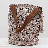 Bolso tipo cubo de algodón, 'Diamond Crochet in Mauve' - Bolso tipo cubo de algodón de ganchillo en color malva con borla de Brasil