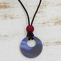 Achat-Anhänger-Halskette, „Freedom Altar“ – Blaue Achat-Anhänger-Halskette mit weinfarbener Perle