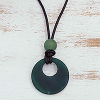 Collar colgante de ágata, 'Altar de la Justicia' - Collar colgante de ágata verde con cordón de cuero negro