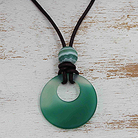 Achat-Anhänger-Halskette, „Mitgefühlsaltar“ – Achat-Anhänger-Halskette mit Lederband und grünen Edelsteinen