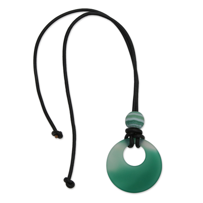 Achat-Anhänger-Halskette - Achat-Anhänger-Halskette mit Lederband und grünen Edelsteinen