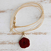 Halskette mit Holzanhänger mit Goldakzent, „Claret Romance“ – Halskette mit Anhänger aus bordeauxroter Rose, handgefertigt aus Eukalyptusholz