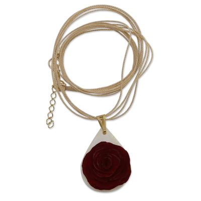Halskette mit Holzanhänger und Goldakzenten - Halskette mit Claret-Rose-Anhänger, handgefertigt aus Eukalyptusholz