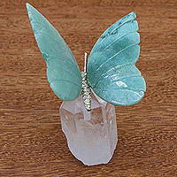 Quarzskulptur, „Frühlingsflügel“ – Handgefertigte Schmetterlingsskulptur aus grünem Quarz aus Brasilien