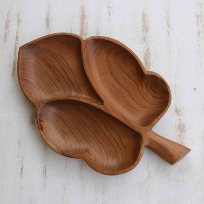 Vorspeisenteller aus Holz, 'Brown Lovely Leaf' - Blattförmiger Vorspeisenteller aus Holz, handgeschnitzt in Brasilien
