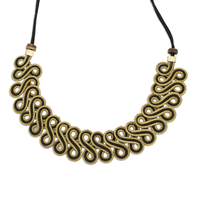 Collar con colgante de hierba dorada con detalles en oro, 'Black Braids' - Collar con colgante de hierba dorada con detalles en oro de 18 k en negro
