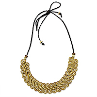 Halskette mit goldenem Grasanhänger und Goldakzenten, „Ivory Braids“