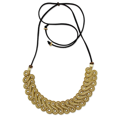 Halskette mit goldenem Grasanhänger und Goldakzent - Halskette mit goldenem Grasanhänger in 18 Karat Gold mit Akzent in Elfenbein