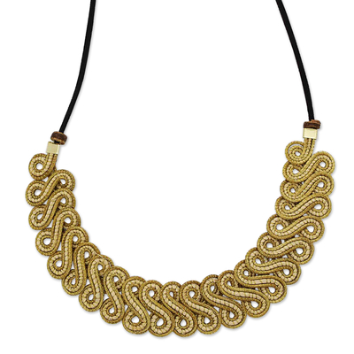 Halskette mit goldenem Grasanhänger und Goldakzent - Halskette mit goldenem Grasanhänger in 18 Karat Gold mit Akzent in Elfenbein