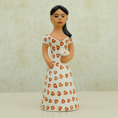 Figura de cerámica, 'Iara' - Mujer con Flor Figura de Cerámica Pintada a Mano en Brasil