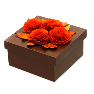 Dekorative Box aus Holz - Dekorative Box aus Holz mit von Hand geschnitzten und gefärbten roten Rosen