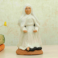 Keramikskulptur „Unsere Liebe Frau“ – handgefertigte bemalte Keramikskulptur von Maria in weißen Gewändern