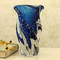 Handgeblasene Kunstglasvase „Ocean Blue Twist“ – Handgeblasene, von Murano inspirierte, gedrehte blaue Kunstglasvase