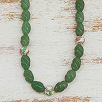 Collar de cuentas de cuarzo verde y latón, 'Despertar verde' - Collar de cuentas de cuarzo verde con detalles florales de cloisonné
