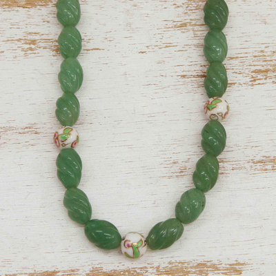 Halskette aus grünen Quarz- und Messingperlen - Halskette aus grünen Quarzperlen mit floralen Cloisonné-Akzenten