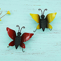 Wandskulpturen aus Eisen, „Magisches Glück“ (2er-Set) – Set aus 2 Wandskulpturen mit Schmetterlingsmotiv in Rot und Gelb