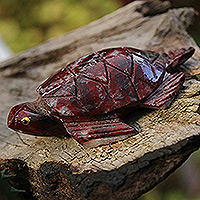 Dolomit-Skulptur „Großzügige Schale“ – Meeresschildkröten-Skulptur, handgefertigt aus rotem Dolomit in Brasilien