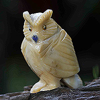 Escultura de jade, 'Energías alegres' - Escultura artesanal de jade amarillo de un búho de Brasil