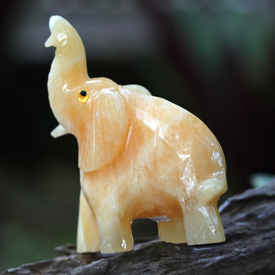 Escultura de calcita, 'Vivacious Petite Elephant' - Escultura de calcita amarilla de un elefante elaborada en Brasil