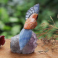 Edelsteinskulptur, „Selbstbewusster Kakadu“ – handgefertigte Kakadu-Skulptur aus Calcit und blauem Quarz