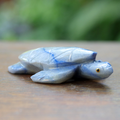 Blaue Quarzskulptur - Meeresschildkrötenskulptur, handgefertigt aus blauem Quarz in Brasilien