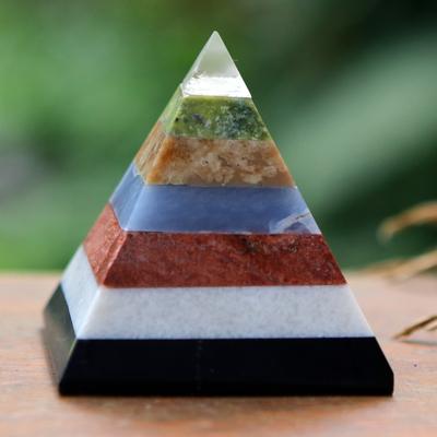 Edelsteinskulptur - Handgefertigte Pyramidenskulptur aus mehreren Edelsteinen aus Brasilien