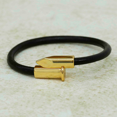 Pulsera de cordón de cuero con detalles en oro, 'Divine Arrow' - Pulsera de cordón de cuero con detalles en oro de 18 k en negro de Brasil