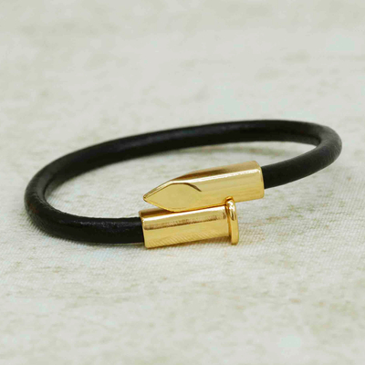 Pulsera de cordón de cuero con detalles en oro, 'Divine Arrow' - Pulsera de cordón de cuero con detalles en oro de 18 k en negro de Brasil