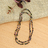 Lange Turmalin-Perlenkette, „Creative Sparkles“ – Handgefertigte, farbenfrohe, lange Perlenkette mit natürlichem Turmalin