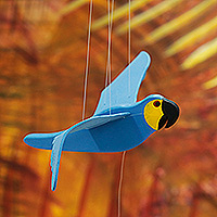 Escultura de madera, 'Flying Petite Blue Guacamayo' - Móvil de madera pintado a mano de Soaring Petite Blue Guacamayo
