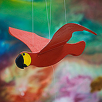 Holzskulptur „Flying Petite Red Macaw“ – handbemaltes Holzmobile eines kleinen schwebenden roten Aras