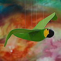 Holzskulptur „Flying Petite Macaw“ – handbemaltes Holzmobile eines kleinen hochfliegenden grünen Aras