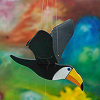 Holzskulptur „Flying Petite Toucan“ – handbemaltes Holzmobile eines kleinen Tukans mit schlagenden Flügeln