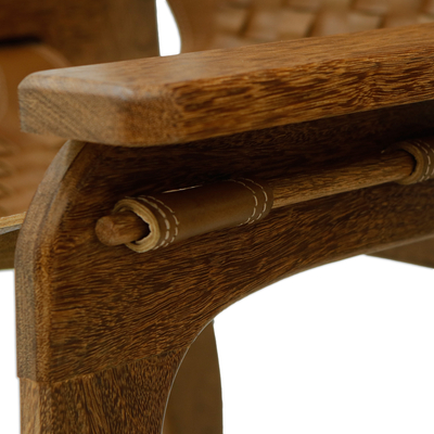 Stuhl aus Holz und Leder - Handgefertigter geflochtener brauner Sucupira-Holz- und Lederstuhl