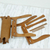 Silla de madera y cuero - Silla de cuero y madera Sucupira marrón con diseño de mandala