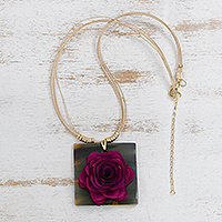 Halskette mit Anhänger aus Holz und Horn mit Goldakzent, „Rose Magnetism“ – Handgefertigte Halskette mit Rosenanhänger aus Holz und Horn mit Goldakzent