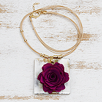 Collar colgante de madera y cuerno con detalles en oro, 'Rose Felicity' - Collar colgante de rosa de madera y cuerno con detalles en oro