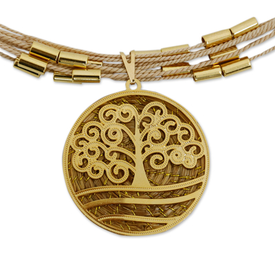 Halskette mit doppelseitigem Anhänger aus Naturfasern mit Goldakzenten - Halskette mit doppelseitigem Anhänger aus Naturfasern mit Goldakzenten