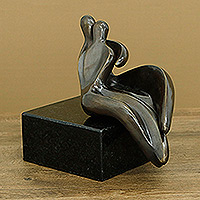 Escultura de bronce, 'Snuggle II' - Escultura abstracta de amantes abrazados en bronce con base de granito