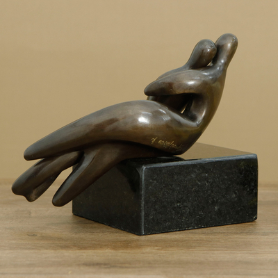 Escultura de bronce - Amantes abstractos abrazados Escultura de bronce con base de granito